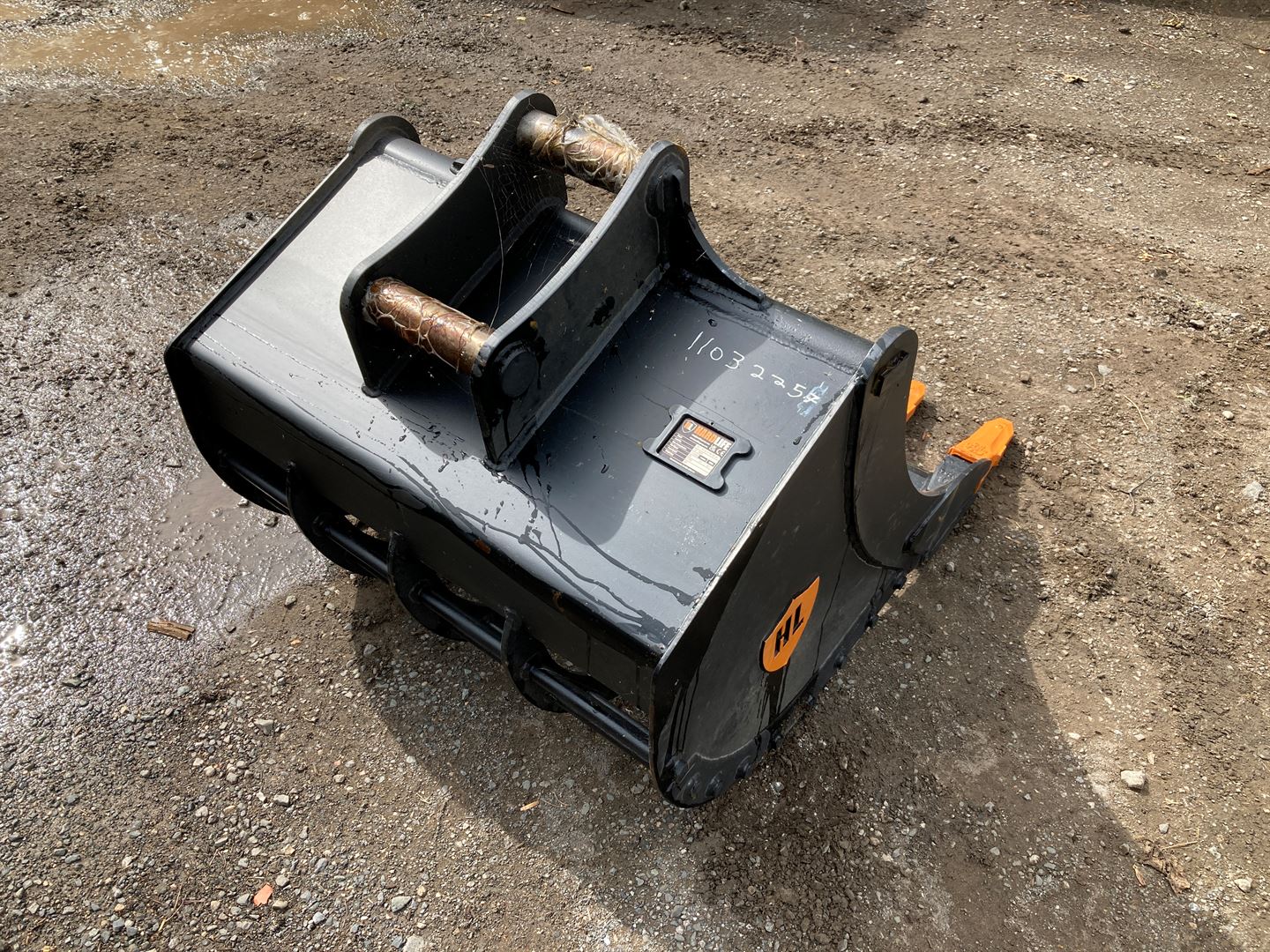 Hardlife 8 tonne riddle bucket